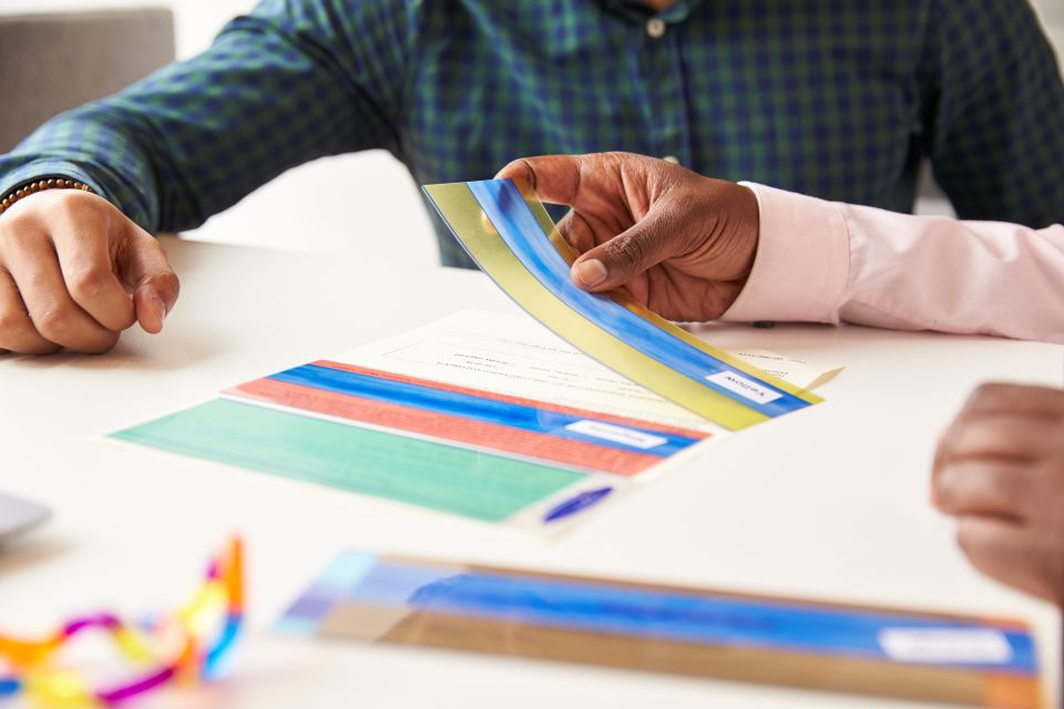 Activité d’accompagnement avec des supports visuels colorés pour favoriser la compréhension et l’adaptation aux besoins spécifiques des apprenants.
