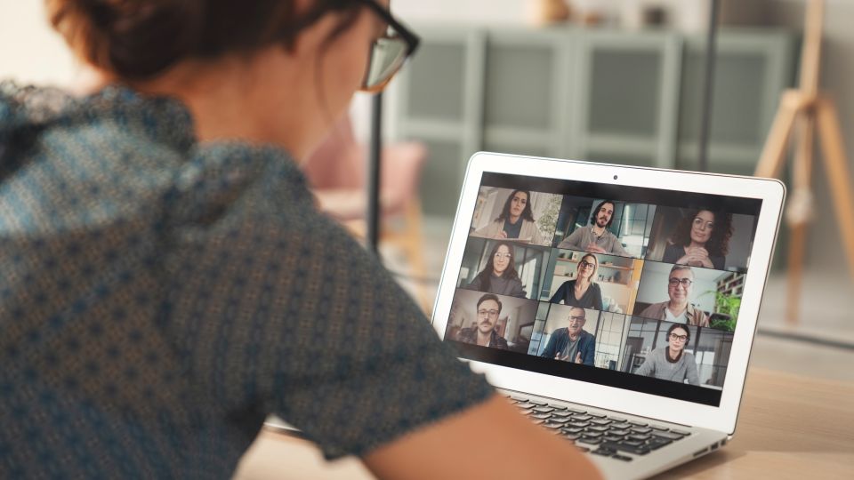 Personne suivant une classe virtuelle avec plusieurs participants à distance