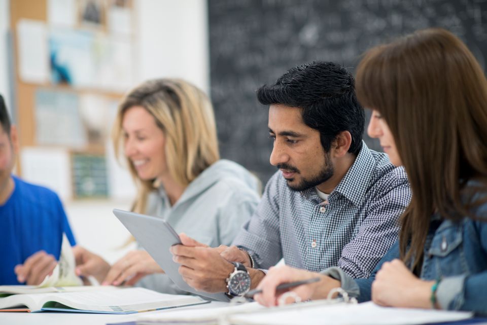 Professionnels en formation échangeant autour de supports de travail pour développer leurs compétences d’encadrement.